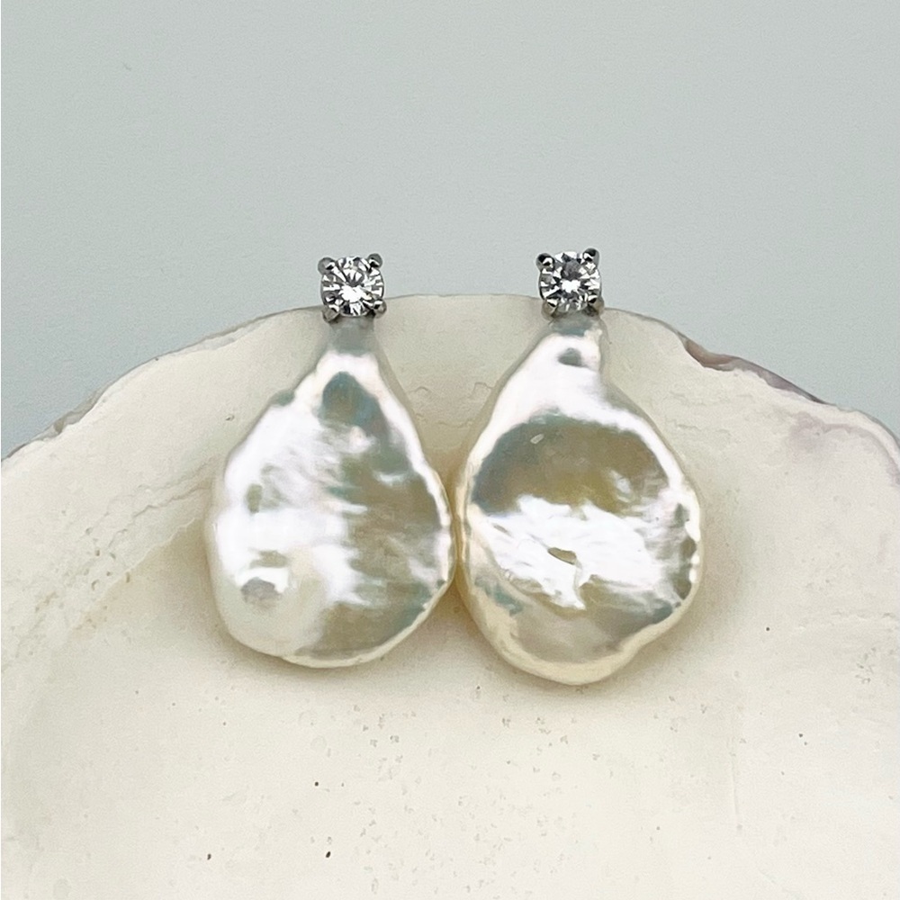 EA007 Amazing quality organic shape fresh water pearl & zirconia stud earrings - Picture 3 of 4